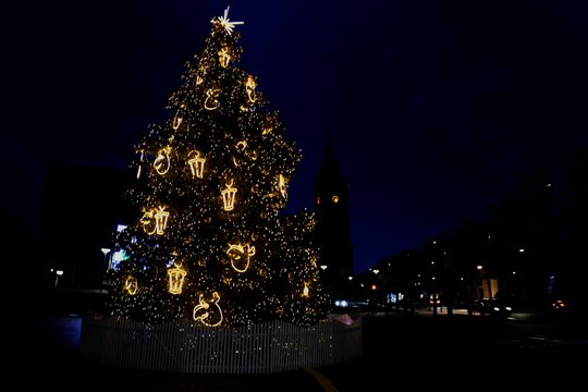 Joniškis įžiebė jaukumu spindinčią Kalėdų eglę: šiemet priėmė išskirtinį sprendimą