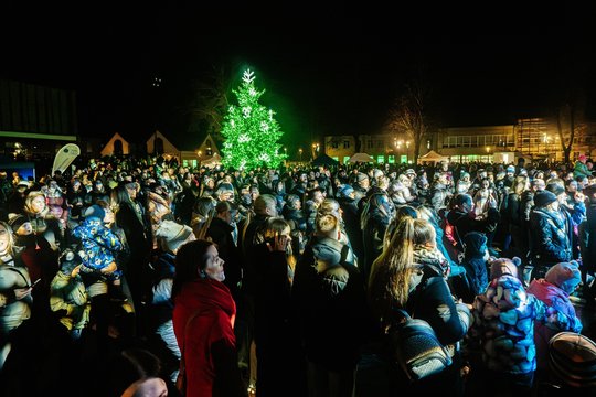 Kalvarijoje sužibo ypač ryški Kalėdų eglė