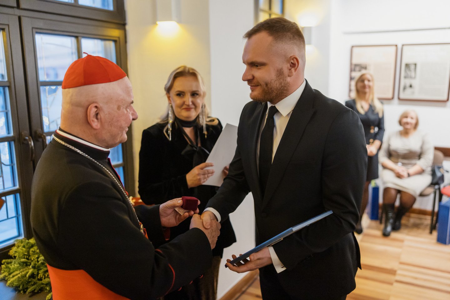 Lietuvos metų vaistininkas Ignas Popa. Jam Platinos medalį įteikė JE kardinolas Sigitas Tamkevičius ir LSMU FF prof. Loreta Kubilienė<br>Pranešimo spaudai nuotr.