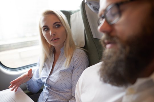 Nepažįstamasis autobuse vis liesdavo 19-metės plaukus: neiškentusi mergina kaip reikiant jį pamokė