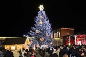 Ignalinoje sužibo Kalėdų eglė: padabinta šiltomis auksinėmis spalvomis