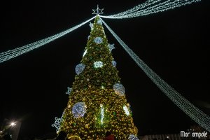 Kalėdų spalvomis sužibo ir Marijampolė: sutvisko tūkstančiai lempučių ir įspūdinga žaliaskarė