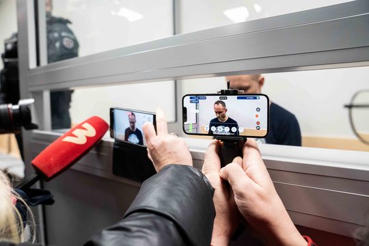 Užfiksuota: Benas Mikutavičius atvežtas į Kauno apylinkės teismą