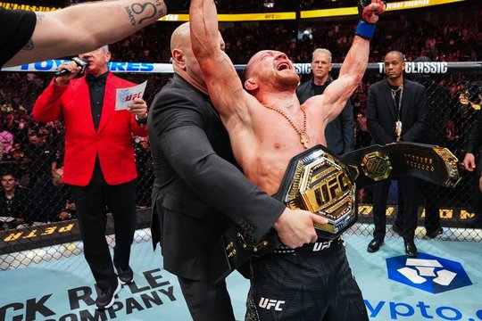 M. Dvališvilį nugalėjęs P. Janas susigrąžino UFC čempiono titulą