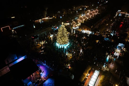 Įspūdingo grožio Kalėdų eglutė Molėtuose: šventinis laikotarpis pasitiktas su daugiau nei 200 tūkst. lempučių