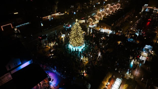 Įspūdingo grožio Kalėdų eglutė Molėtuose: šventinis laikotarpis pasitiktas su daugiau nei 200 tūkst. lempučių