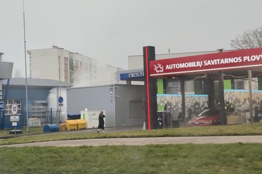 Užfiksuotas sujudimas Vilniuje: prie savitarnos plovyklos apdegė trys automobiliai