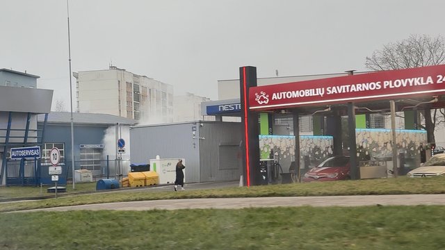 Užfiksuotas sujudimas Vilniuje: prie savitarnos plovyklos apdegė trys automobiliai