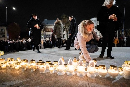 Jautri akimirka: prie bažnyčios Kaune sužibo šimtai nužudytoms merginoms atminti skirtų žvakučių
