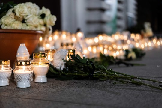 Kaune – jautrus nužudytų merginų pagerbimas: žmonių buvo paprašyta atsinešti gėlės žiedą ir žvakę