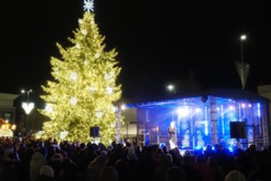 Po Prienus pasklido kalėdinė dvasia – įžiebta pagrindinė miesto eglė