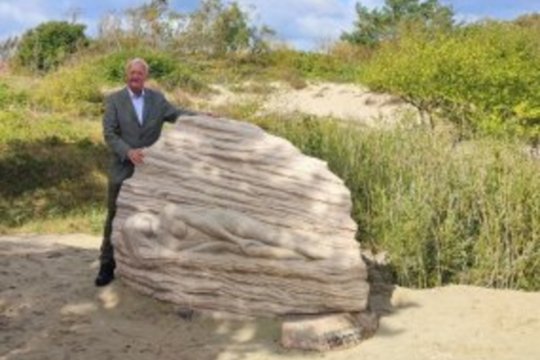 Prie Neringos centrinio pliažo nuniokota R. Dichavičiaus kūrybai skirta skulptūra