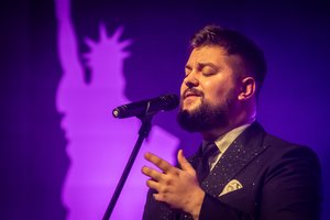 Dainotas Varnas pradėjo ypatingą koncertinį turą: uždainavo 7 kalbomis