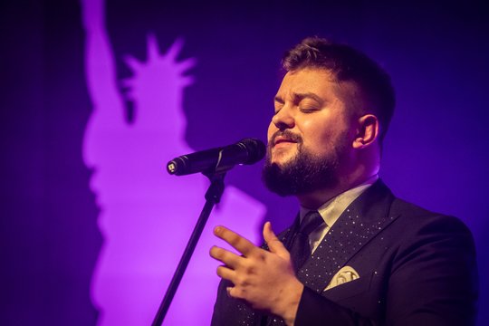 Dainotas Varnas pradėjo ypatingą koncertinį turą: uždainavo 7 kalbomis