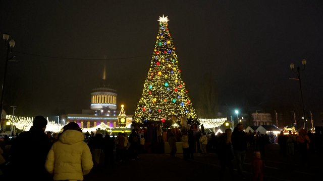 Dar vienos Kalėdos karo akivaizdoje: Kyjivas bando kurti šventinę atmosferą