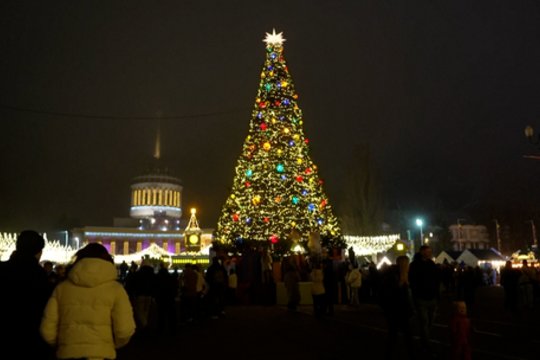 Dar vienos Kalėdos karo akivaizdoje: Kyjivas bando kurti šventinę atmosferą