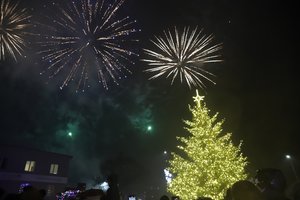 Raseiniuose sužibo Kalėdų žaliaskarė: mieste prasidėjo tikras šventinis maratonas