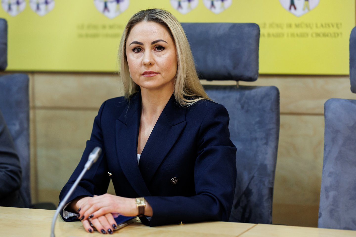 Seime antradienio rytas prasidėjo nuo gana neįprasto vaizdo – konservatorės, liberalo ir socialdemokratės susivienijimo.<br>T.Bauro nuotr.