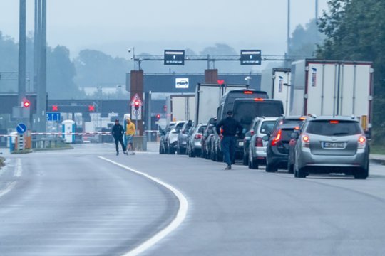 Pasienyje su Baltarusija nusidriekė didžiulė vilkikų eilė: kas atsitiko