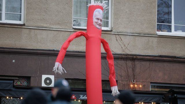 Proteste A. Mamontavas ragino G. Nausėdą atsibusti: skyrė dainą