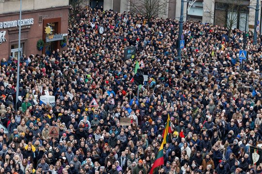 Šis Lietuvos himnas įsirėš ilgam: daugiau nei 10 tūkst. protestuotojų balsų suskambo vienu ritmu