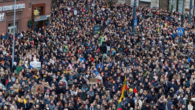 Šis Lietuvos himnas įsirėš ilgam: daugiau nei 10 tūkst. protestuotojų balsų suskambo vienu ritmu