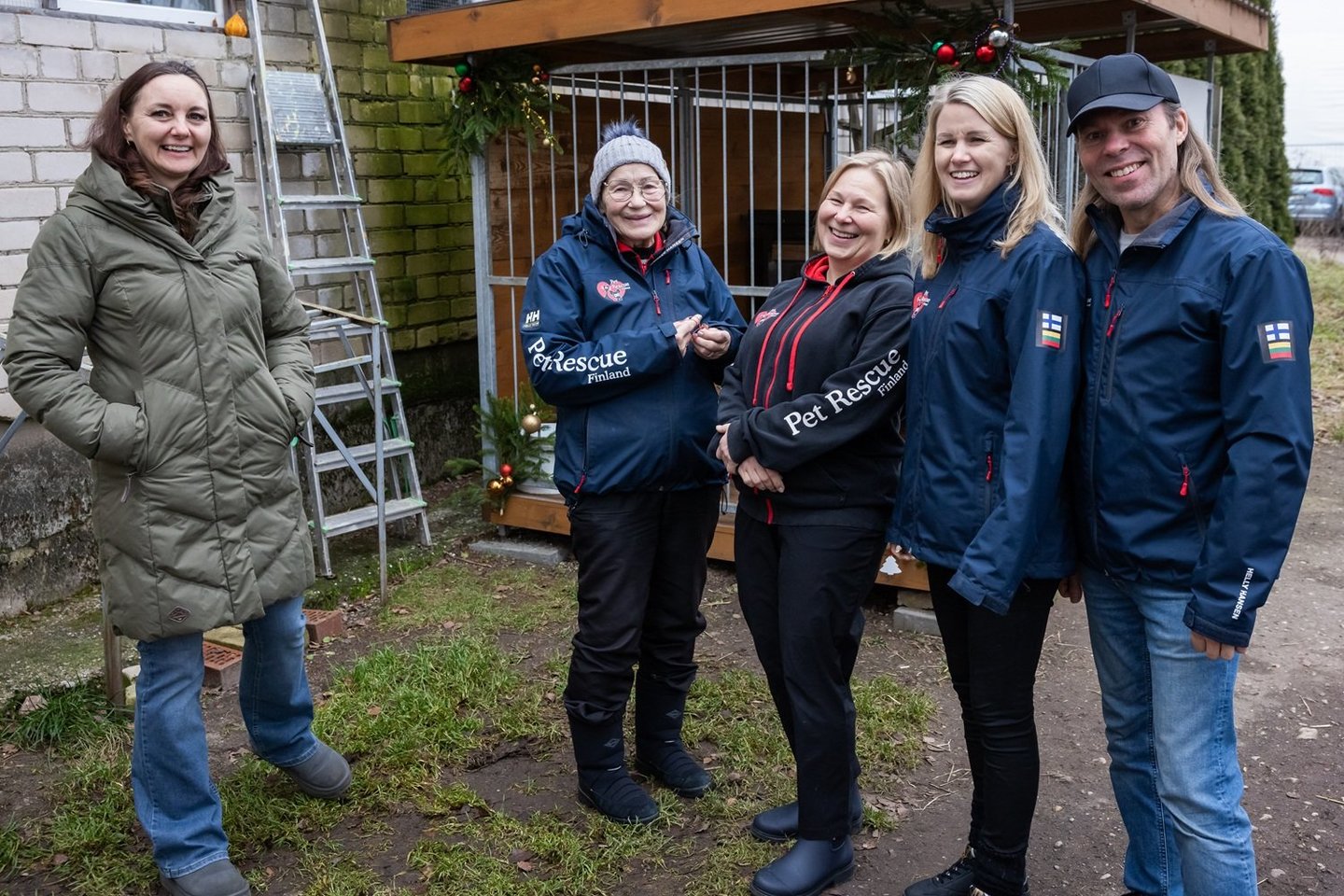 „Pet Rescue Finland“ įkūrėjai ir Vilniaus prieglaudos „Lesė“ vadovė Vesta Auškalnienė.<br> Organizatorių nuotr.