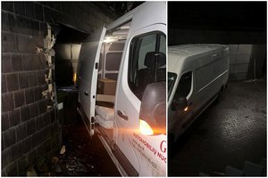 Vairuotojas nesuvaldė siuntas vežiojusio mikroautobuso Vilniuje: atbulas išvertė tvorą ir rėžėsi į namą