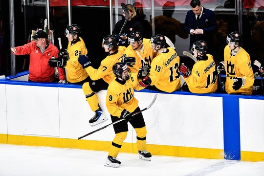 Lietuvos jaunimo ledo ritulio rinktinė tęsia kovą dėl medalių – įveikė italus