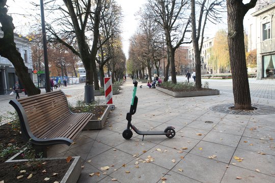 Kaune nepilnametė prisivažinėjo paspirtuku – solidžią žalą teks atlyginti tėvams