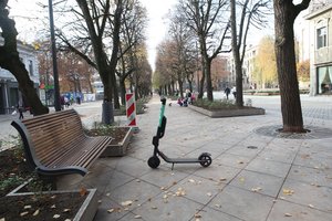 Kaune nepilnametė prisivažinėjo paspirtuku – solidžią žalą teks atlyginti tėvams