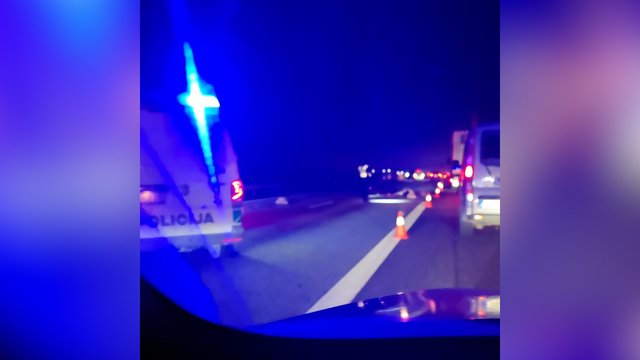 Vaizdai iš siaubingo incidento prie Klaipėdos: žuvo autostradą bandžusi kirsti pėsčioji