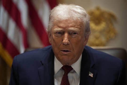 D. Trumpas pareiškė, kad „skambins“ dėl atsinaujinusio konflikto tarp Kambodžos ir Tailando