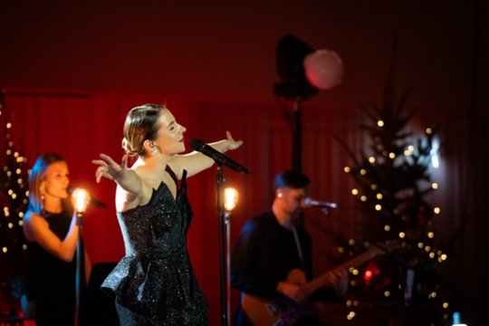 Ieva Narkutė kalėdinei beprotybei turi patikrintų triukų: jos šeimoje ir scenoje šventės – kitokios