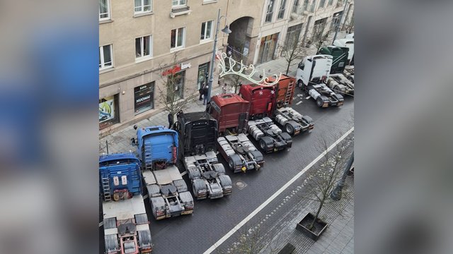 Gedimino prospekte – šurmulys: Lietuvos vežėjai protestuos dėl Baltarusijoje įstrigusių vilkikų