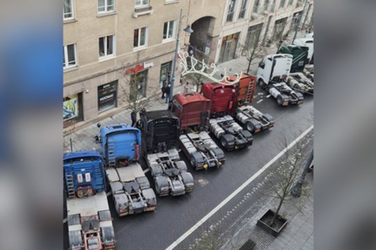 Gedimino prospekte – šurmulys: Lietuvos vežėjai protestuos dėl Baltarusijoje įstrigusių vilkikų