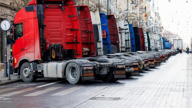 Vežėjai tylėti nebegali – padėtis Baltarusijoje kritinė, ragina valdžią veikti: „Nuostoliai – milijoniniai“