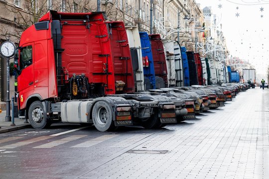 Vežėjai tylėti nebegali – padėtis Baltarusijoje kritinė, ragina valdžią veikti: „Nuostoliai – milijoniniai“