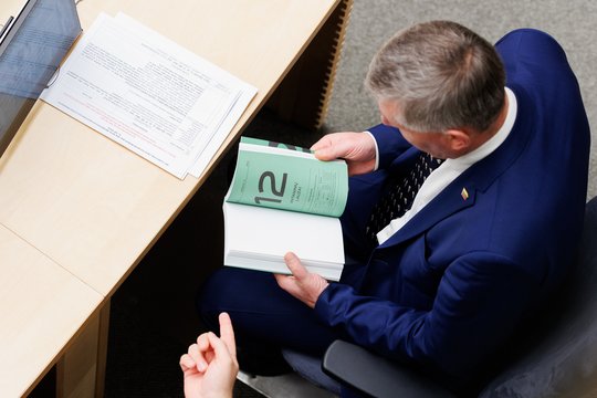 Liberalų akcija Seime: socialdemokratams dovanojo knygas „Paskutinė Lietuvos vasara“