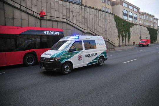 Vilniuje BMW partrenkė neįgaliojo vežimėliu per perėją važiavusią moterį