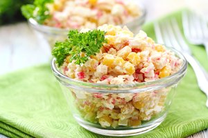 Legendinė krabų lazdelių mišrainė: pagal šį receptą bus daug skanesnė ir sveikesnė