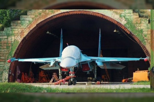 Žuvo dar du rusų karo pilotai: buvo katapultuoti lėktuvui stovint angare