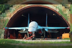 Žuvo dar du rusų karo pilotai: buvo katapultuoti lėktuvui stovint angare