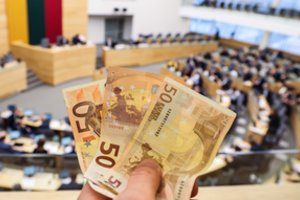 Skaičiai ant stalo: kaip kitąmet keisis minimali alga, pensijos ir įvairios išmokos