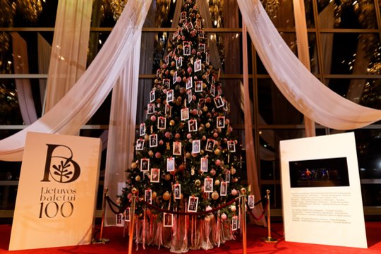 Spindinti LNOBT Kalėdų eglutė kviečia į Lietuvos baleto 100-mečio renginius