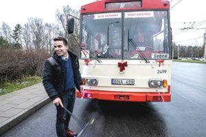 Sostinės gatvėse – išskirtinis 37 metų senumo kalėdinis troleibusas: įlipę smarkiai nustebs