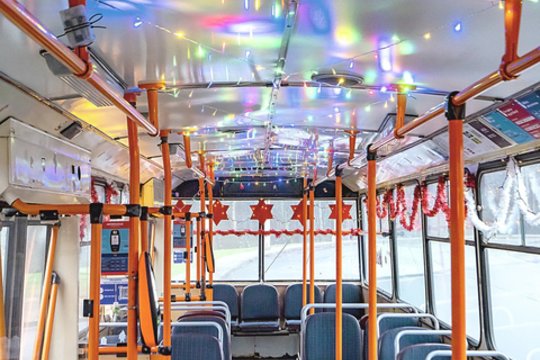 Sostinės gatvėse – išskirtinis 37 metų senumo kalėdinis troleibusas: įlipę smarkiai nustebs