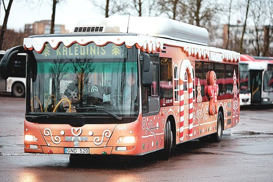 Sostinės gatvėse – išskirtinis 37 metų senumo kalėdinis troleibusas: įlipę smarkiai nustebs