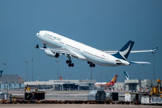 Incidentas ore: keleivis mėgino atidaryti skrendančio lėktuvo duris