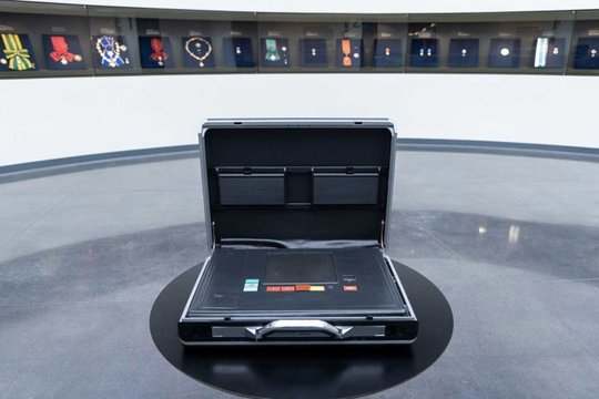 Paaiškėjo, kas saugo ir nešioja „branduolinį V. Putino lagaminėlį“